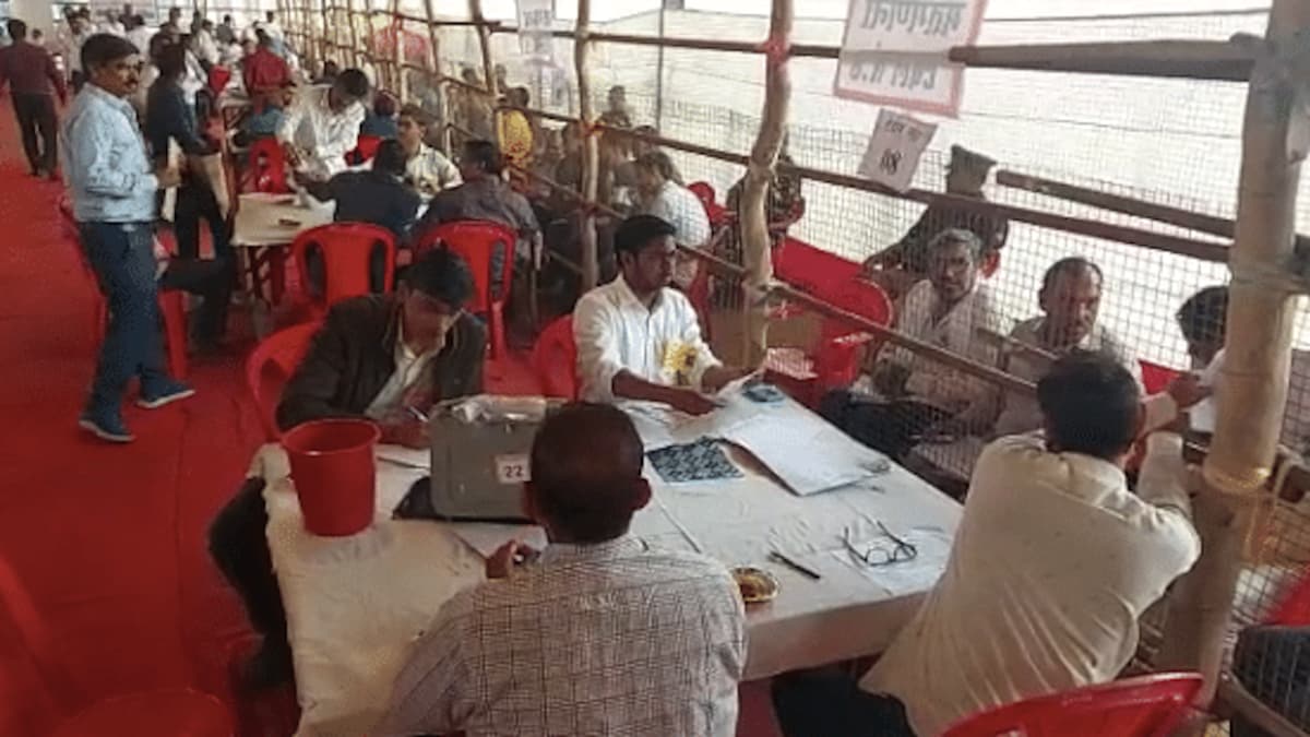 गोला उपचुनाव: नतीजे से पहले ही BJP कार्यकर्ताओं ने मनाया जश्न, अमन ने दिखाया विक्ट्री साइन UP Tak