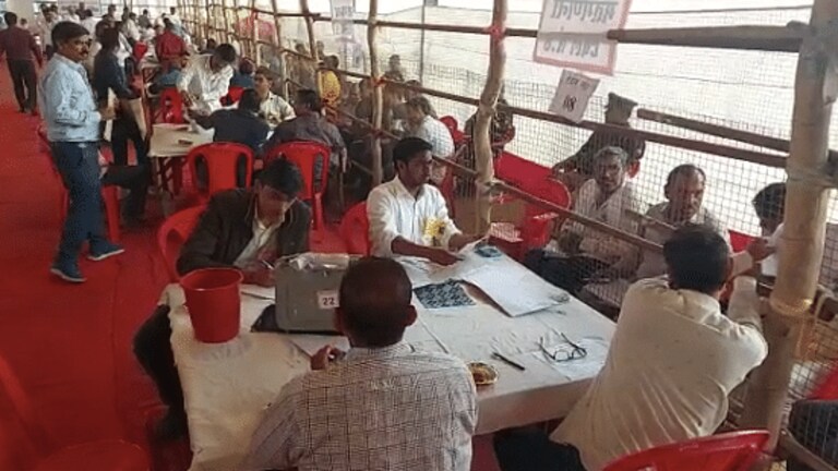 गोला उपचुनाव: नतीजे से पहले ही BJP कार्यकर्ताओं ने मनाया जश्न, अमन ने दिखाया विक्ट्री साइन UP Tak