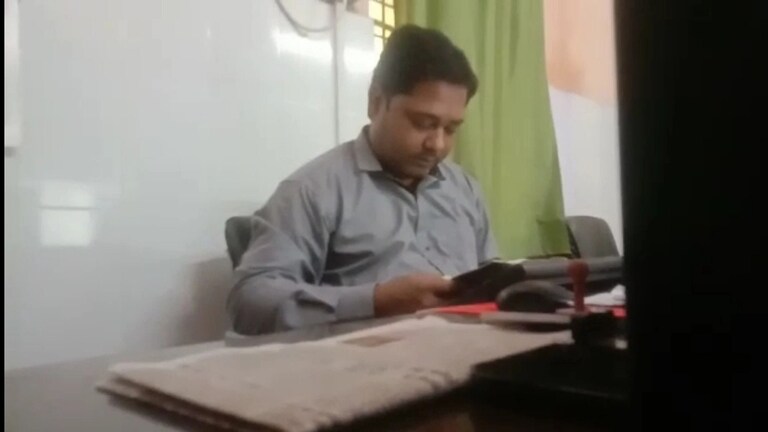 कानपुर: बर्थ सर्टिफिकेट बनवाने के नाम पर रिश्वत मांगते अकाउंटेंट मैनेजर का वीडियो वायरल UP Tak