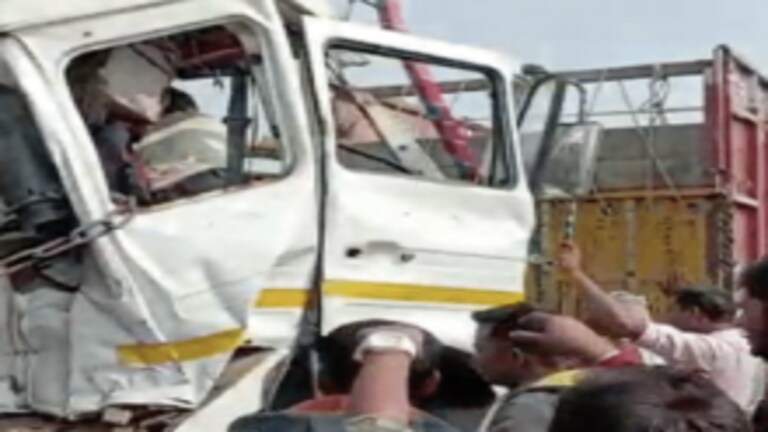 चंदौली: 2 ट्रकों की टक्कर में केबिन में फंस गया ड्राइवर, बड़ी मुश्किल से किया गया रेस्क्यू UP Tak