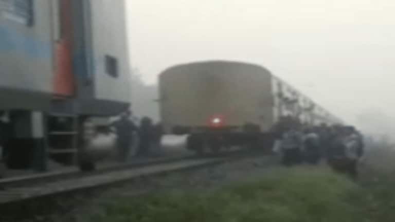 प्रयागराज से लखनऊ जाने वाली ट्रेन अचानक दो हिस्सों में बंटी, मची अफरा-तफरी, खुद देखें UP Tak