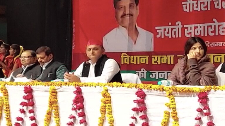 मैनपुरी उपचुनाव में SP की प्रचंड जीत के बाद एक साथ जसवंतनगर पहुंचे अखिलेश, डिंपल और शिवपाल UPTak