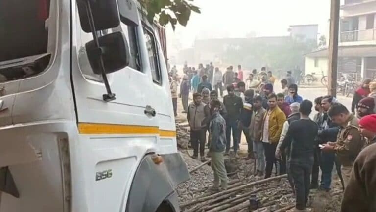 देवरिया: रोड किनारे अलाव ताप रहे थे लोग, तभी तेज रफ्तार कंटेनर आया और फिर..मच गई चीख पुकार UP Tak