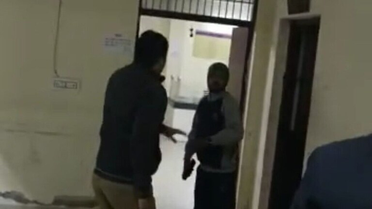 कानपुर: शिकायत करने गए BJP कार्यकर्ता को दारोगा ने जड़ दिए थप्पड़, फिर पड़ गए लेने के देने UP Tak