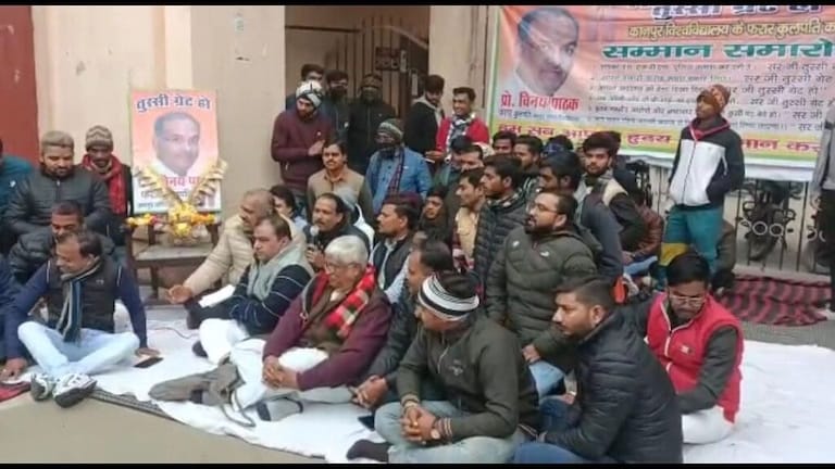 कानपुर यूनिवर्सिटी के VC विनय पाठक के विरोध में सपा विधायक ने ‘सम्मान समारोह’ आयोजित किया UP Tak