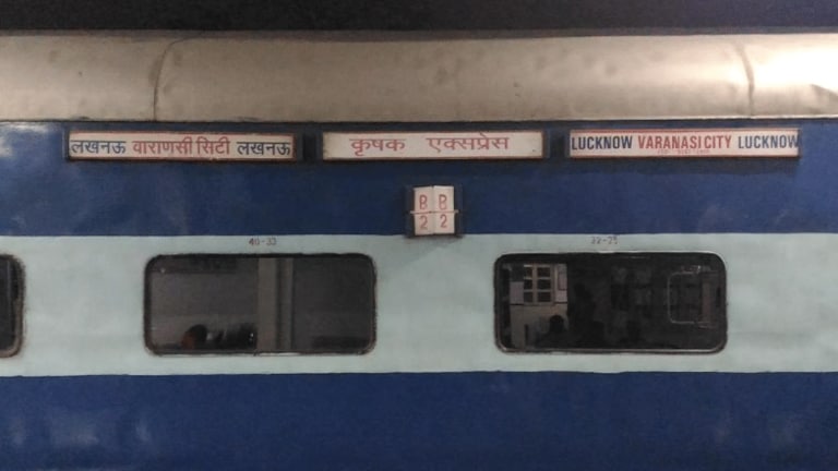 लखनऊ: कृषक एक्सप्रेस में ‘गंदे कंबलों’ से यात्रियों की बिगड़ी तबीयत, हुई उल्टियां, जानिए UP Tak