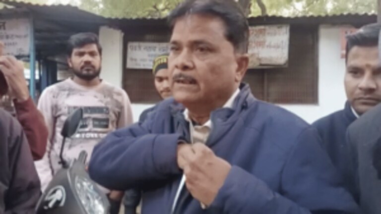 आगरा: स्टांप वेंडर के पास था ₹10 लाख की नकदी से भरा बैग, वह फीते बांधने के लिए झुका और… UP Tak