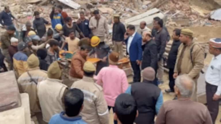 आगरा: बेसमेंट खुदाई के दौरान गिरे कई मकान, मलबे में दबकर बच्ची समेत तीन लोग हुए घायल UP Tak