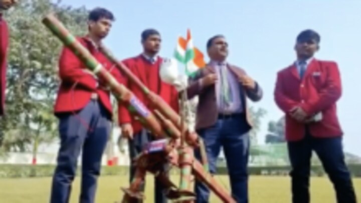 गोरखपुर: छात्रों ने स्क्रैप से बना दी मानवरहित गन, एक नहीं कई हैं इसकी खासियत, खुद जानिए UP Tak