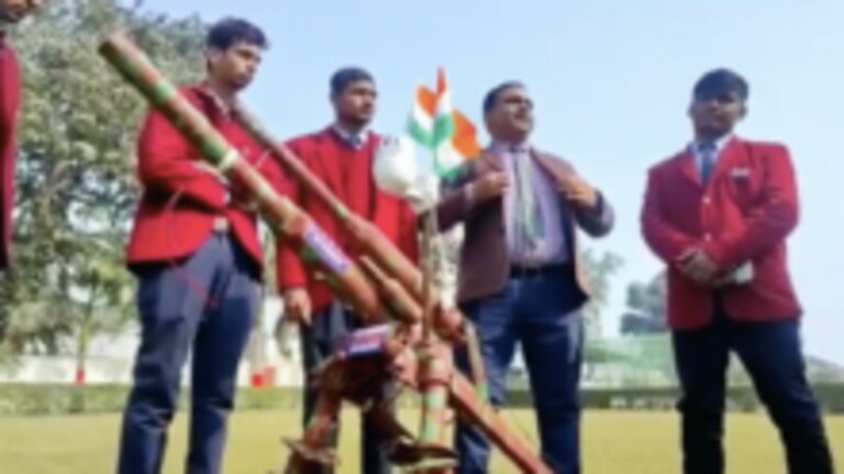 गोरखपुर: छात्रों ने स्क्रैप से बना दी मानवरहित गन, एक नहीं कई हैं इसकी खासियत, खुद जानिए UP Tak