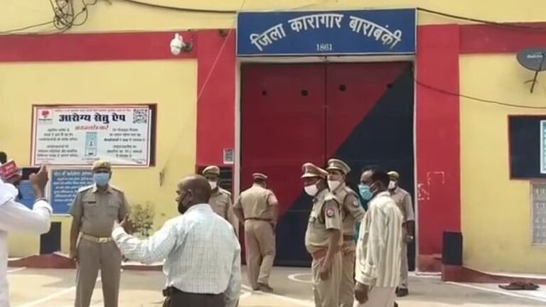 बाराबंकी: कैदी से मिलाने के लिए महिलाओं का शोषण? डिप्टी जेलर के पति का अश्लील वीडियो वायरल UP Tak