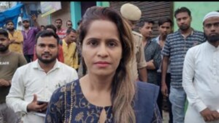 हरदोई: ‘डॉक्टरों को खिंचवा थाने में बैठवा दूंगी’, SDM स्वाति शुक्ला भड़कीं, वीडियो वायरल UP Tak