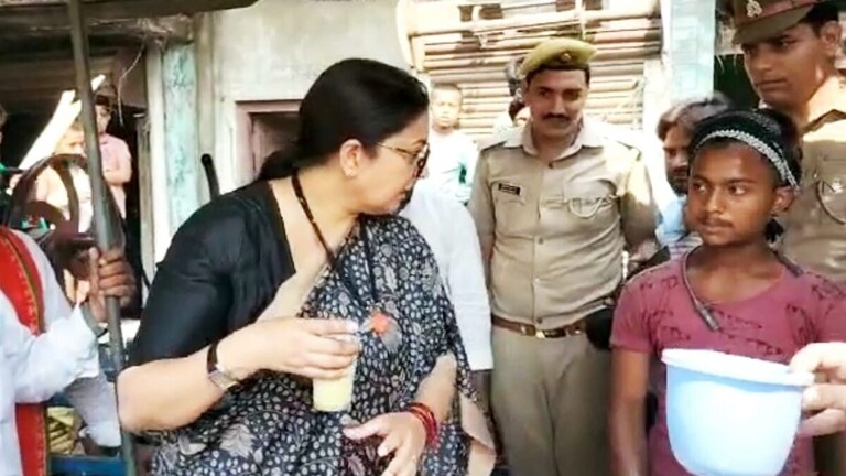 UP चुनाव के बाद अमेठी पहुंची स्मृति ईरानी, जनता से रूबरू हुईं, गन्ने के जूस से बुझाई प्यास UP Tak