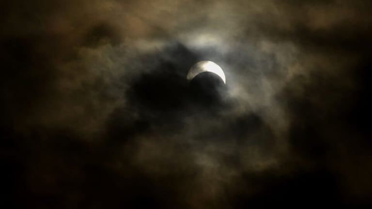 प्रयागराज: शाम 4:22 बजे लगेगा आंशिक सूर्यग्रहण, सूरज का 32% हिस्सा जाएगा चांद की छाया में UP Tak