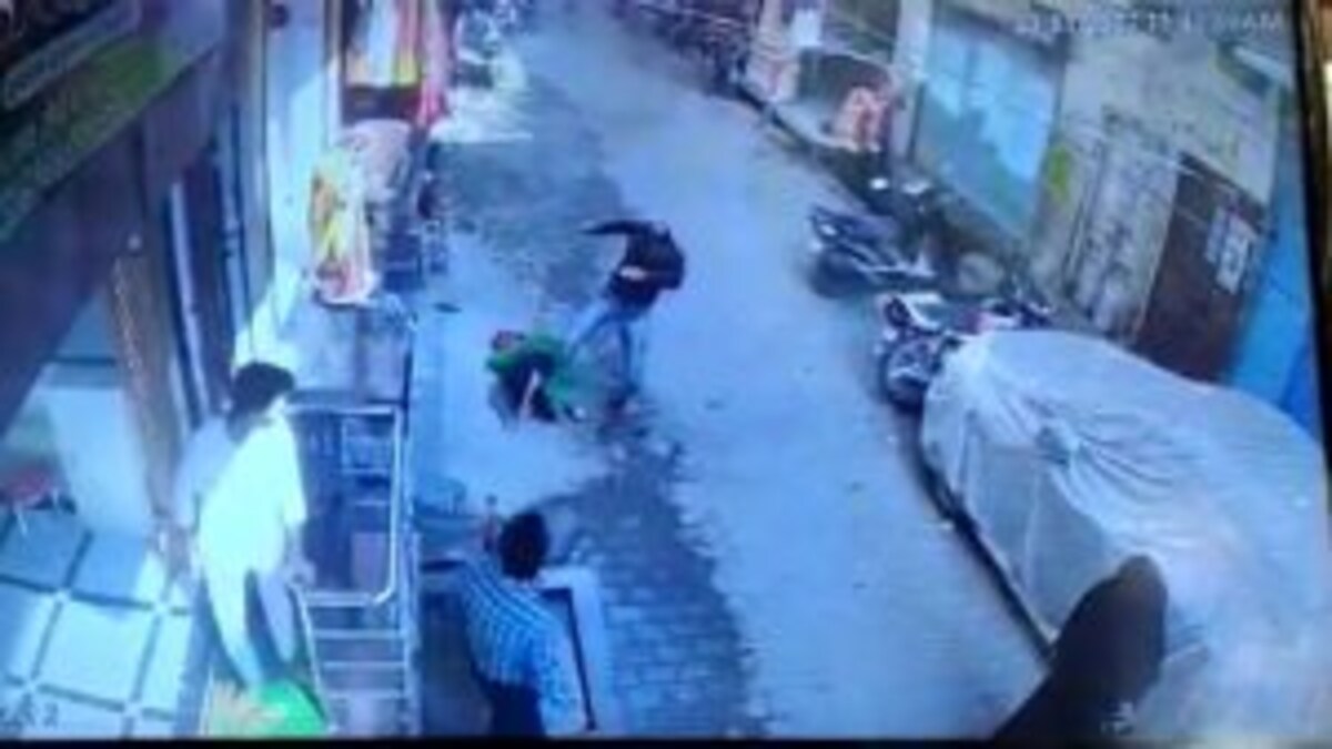 महराजगंज: बेरहम बेटे ने मां का बाल खींचकर सड़क पर घसीट-घसीटकर पीटा, मुंह पर मारे लात-घूंसे UP Tak
