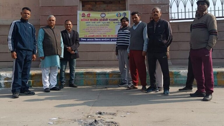 रामचरितमानस को लेकर लखनऊ में बढ़ा विवाद, अखिल भारतीय ओबीसी महासभा ने जलाई प्रतियां UP Tak