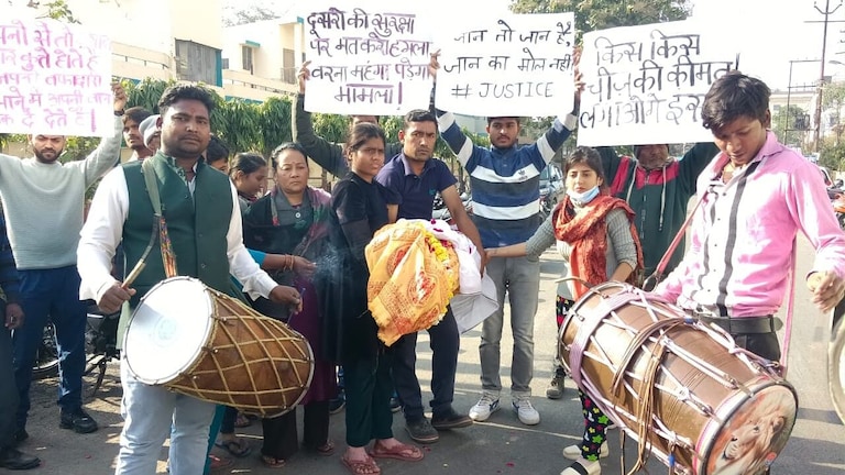 कानपुर: बैंड-बाजे के साथ निकाली गई कुत्ते की शव यात्रा, जानें पूरा मामला UP Tak