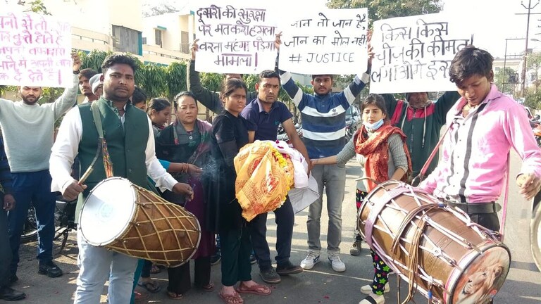 कानपुर: बैंड-बाजे के साथ निकाली गई कुत्ते की शव यात्रा, जानें पूरा मामला UP Tak