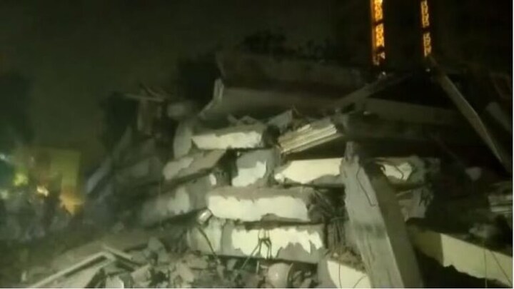 लखनऊ: भूकंप के झटके से अचानक 5 मंजिला इमारत भरभराकर गिरी, कई लोगों के दबे होने के आशंका UP Tak