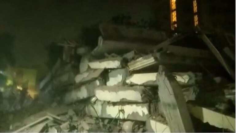 लखनऊ: भूकंप के झटके से अचानक 5 मंजिला इमारत भरभराकर गिरी, कई लोगों के दबे होने के आशंका UP Tak