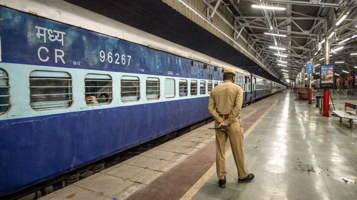 होली के मौके पर यात्रियों के लिए गोरखपुर से चलेंगी ये स्पेशल ट्रेनें, यहां देखें लिस्ट UP Tak