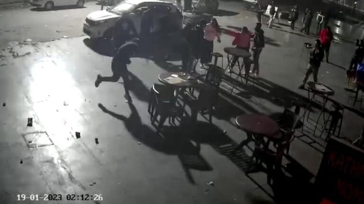 नोएडा: स्टंटबाजी करने से मना करने पर रसूखदारों ने रेस्तरां मालकिन और उसके भाई को पीटा UP Tak