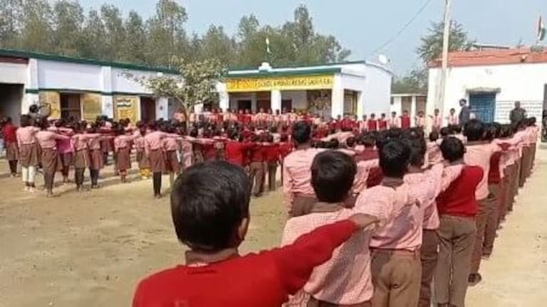 बलिया: मध्यान भोजन का नहीं मिला पैसा, नाराज छात्रों ने प्रिसिंपल और शिक्षकों को बंधक बनाया UP Tak