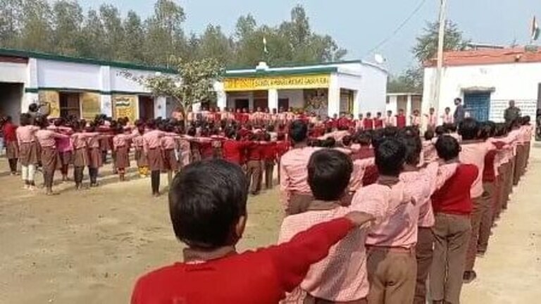 बलिया: मध्यान भोजन का नहीं मिला पैसा, नाराज छात्रों ने प्रिसिंपल और शिक्षकों को बंधक बनाया UP Tak