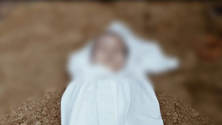 लखनऊ: दादी ने देखा सपना कि उसका मृत पोता अभी भी है जिंदा और परिजनों ने फिर खोद डाली कब्र UP Tak