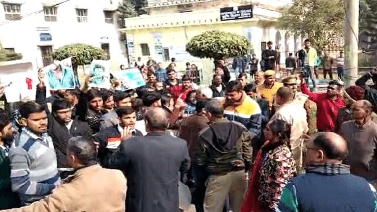 लखनऊ यूनिवर्सिटी में बवाल, रोहित वेमुला की बरसी मनाने को लेकर दो छात्र गुटों में भिड़ंत UP Tak