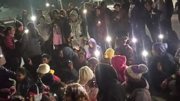 BHU: मेस में खाने की गुणवत्ता से नाराज छात्राओं ने कुलपति आवास का किया घेराव, की ये मांग UP Tak