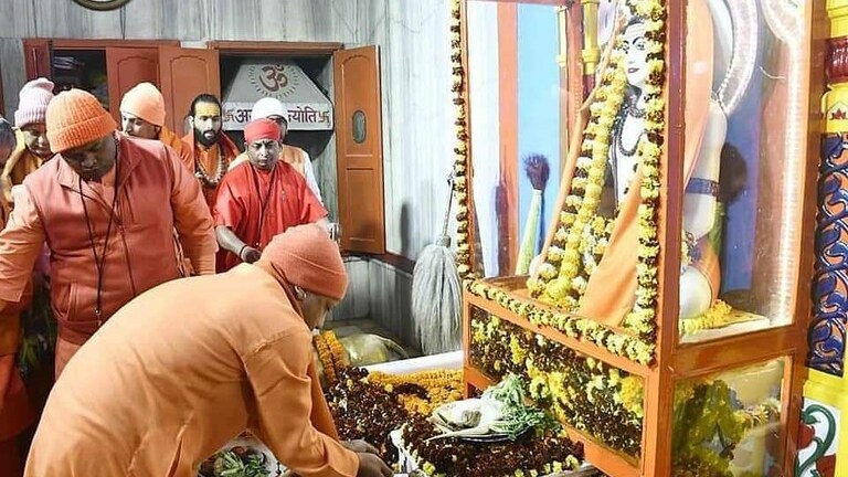 गोरखपुर: CM योगी ने गुरु गोरखनाथ बाबा को चढ़ाई आस्था की ‘पवित्र खिचड़ी’, जानिए UP Tak