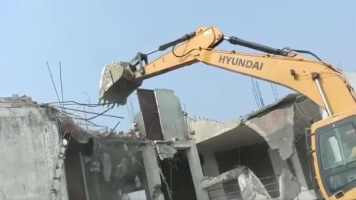 बाराबंकी: फिर गरजा बुलडोजर, भू-माफिया और गैंगस्टर की करोड़ों की संपत्ति हुई जमींदोज UP Tak