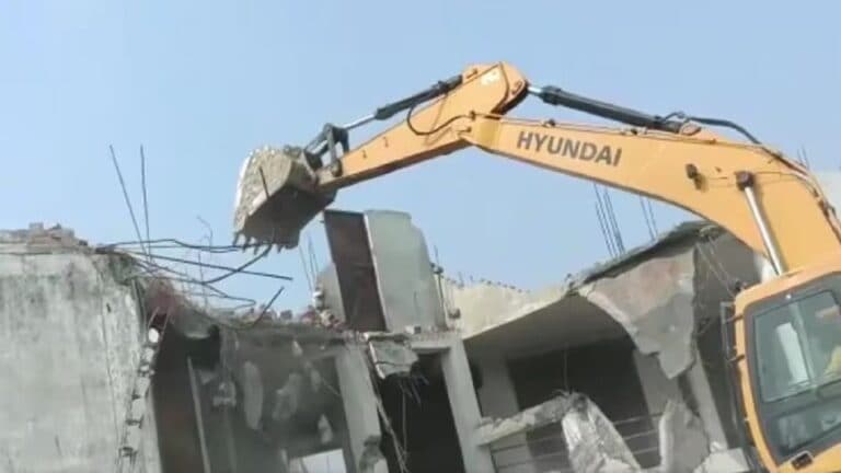 बाराबंकी: फिर गरजा बुलडोजर, भू-माफिया और गैंगस्टर की करोड़ों की संपत्ति हुई जमींदोज UP Tak