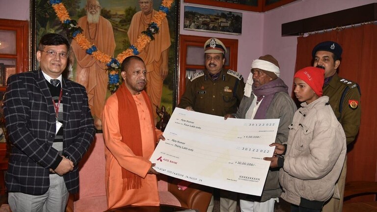 होमगार्ड की मौत के बाद पिता-पुत्र का नहीं था कोई, CM योगी ने की मदद, सौंपा 34 लाख का चेक UPTak