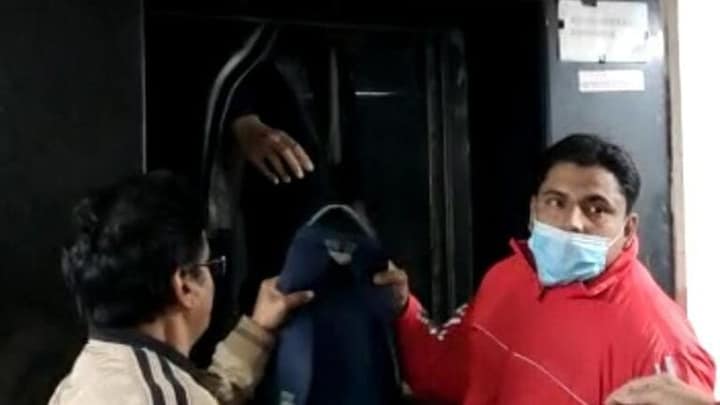 ग्रेटर नोएडा: दो फ्लोर के बीच अटकी लिफ्ट और 30 मिनट तक फंसे रहे कई छात्र, ऐसे निकाला बाहर UP Tak