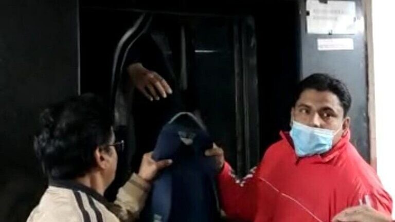 ग्रेटर नोएडा: दो फ्लोर के बीच अटकी लिफ्ट और 30 मिनट तक फंसे रहे कई छात्र, ऐसे निकाला बाहर UP Tak