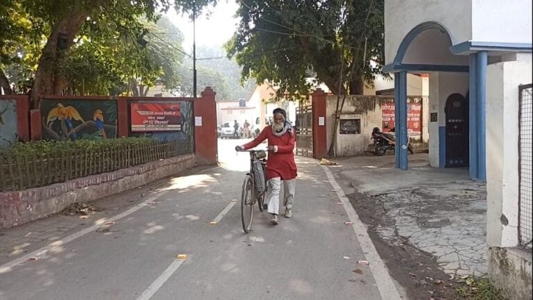 कानपुर: प्रेमी संग भागी बहू, 70 KM साइकिल चलाकर कमिश्नर ऑफिस पहुंच ससुर ने लगाई ये गुहार UPTak