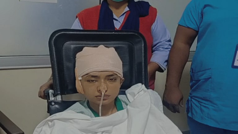 ग्रेटर नोएडा: हादसे के 10 दिन बाद कोमा से बाहर आई स्वीटी, इलाज के लिए दोस्त बने फरिश्ता UP Tak