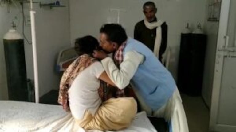 महोबा: जिला अस्पताल में झाड़-फूंक का खेल, इमरजेंसी वार्ड में तांत्रिक कर रहे मरीज का इलाज UP Tak