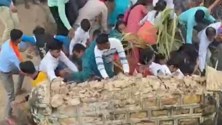 चंदौली में हादसा, छठ पूजा मना रहे थे लोग तभी भरभराकर गिरी पुलिया, मच गई चीख-पुकार UP Tak