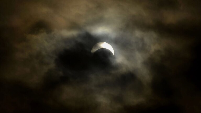 Chandra Grahan: 15 दिनों में दूसरा ग्रहण, ज्योतिष के हिसाब से जानिए चंद्र ग्रहण का असर UP Tak