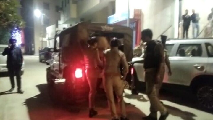 आगरा के होटल से दो विदेशी युवतियां गिरफ्तार, दिल्ली के पते पर बना रखा था फर्जी आधार कार्ड UP Tak