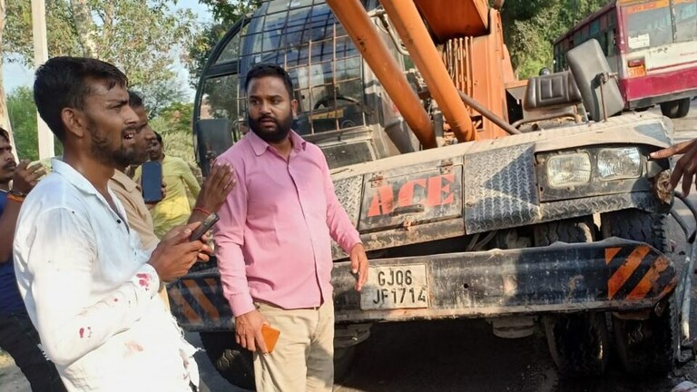 बांदा में भीषण सड़क हादसा, क्रेन से कुचलकर दो बच्चों की मौत, भीड़ ने किया जमकर बवाल UP Tak