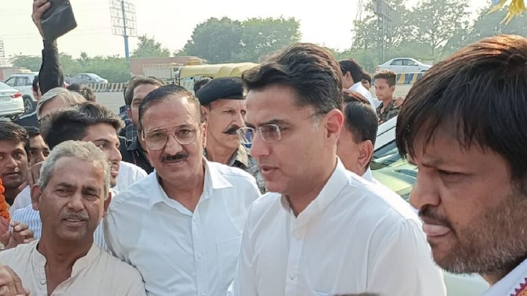 ग्रेटर नोएडा: अपने पैतृक गांव पहुंचे सचिन पायलट, मीडिया के इस सवाल से बचते नजर आए UP Tak