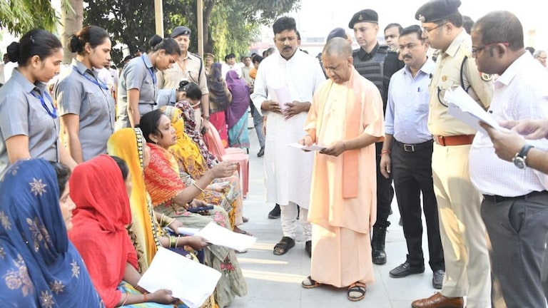 गोरखपुर: जनता दर्शन में सीएम योगी ने कहा- जमीनी विवादों का जल्द हो समाधान UP Tak
