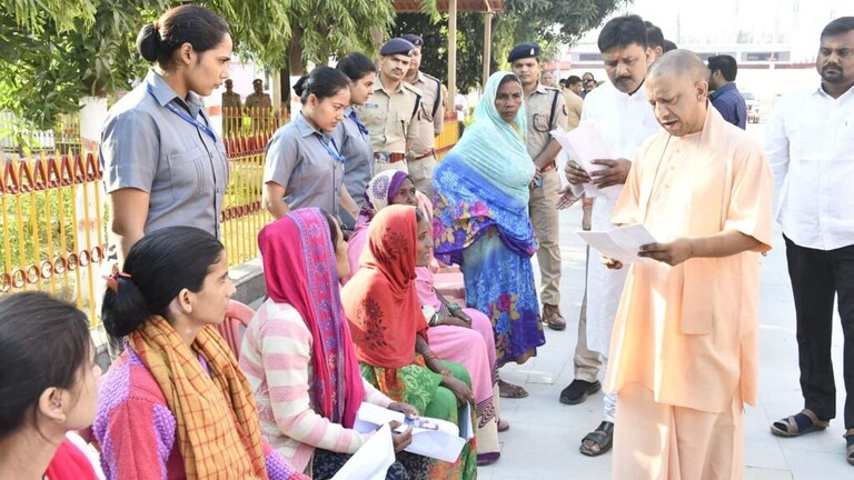 गोरखपुर: ‘जनता दर्शन’ में अपनी समस्या लेकर आई बिहार की महिला, CM योगी ने उसे दिया ये सुझाव UP Tak