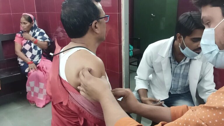 रामपुर में आवारा कुत्तों का आतंक, एक ही दिन में 70 से ज्यादा लोगों को बनाया निशाना, देखें UP Tak