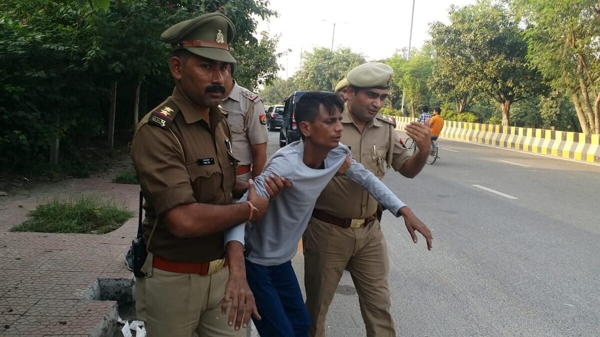 नोएडा: दिवाली के दिन मोबाइल स्नैचिंग कर भाग रहे थे बदमाश, पुलिस मुठभेड़ में घायल UP Tak