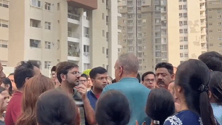 नोएडा: सोसायटी में मासूम को आवारा कुत्तों ने मार डाला, बच्चों की सेफ्टी को लेकर लोग भड़के UP Tak